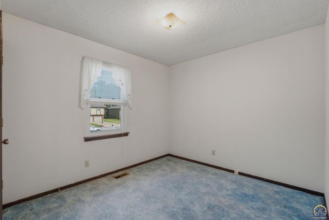 4213 SE Virginia CT, Topeka, KS 66605