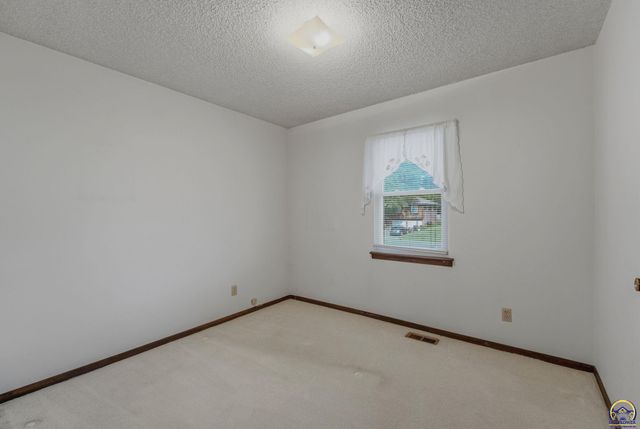 4213 SE Virginia CT, Topeka, KS 66605