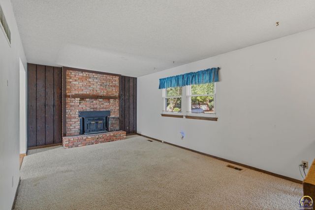 4213 SE Virginia CT, Topeka, KS 66605