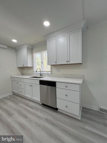 5 WALL ST, Fredericksburg, VA 22405
