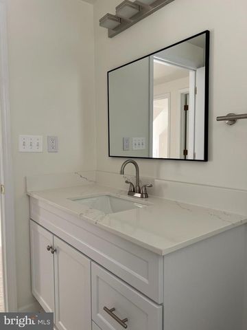 5 WALL ST, Fredericksburg, VA 22405