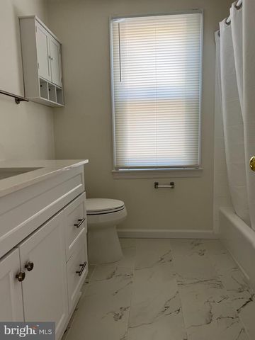 5 WALL ST, Fredericksburg, VA 22405