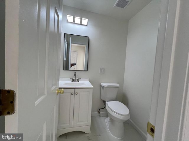 5 WALL ST, Fredericksburg, VA 22405