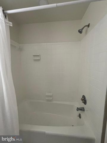5 WALL ST, Fredericksburg, VA 22405