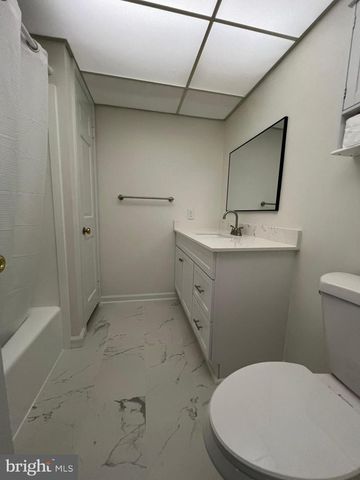 5 WALL ST, Fredericksburg, VA 22405