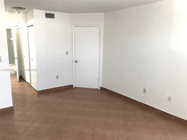 2890 N Oakland Forest Drive 206, Oakland Park, FL 33309