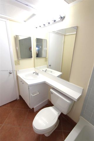 2890 N Oakland Forest Drive 206, Oakland Park, FL 33309