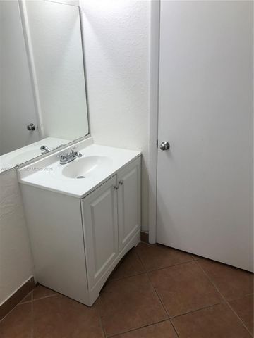 2890 N Oakland Forest Drive 206, Oakland Park, FL 33309
