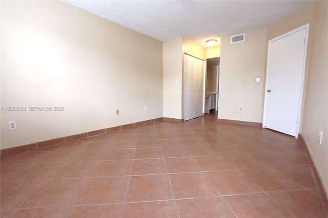 2890 N Oakland Forest Drive 206, Oakland Park, FL 33309