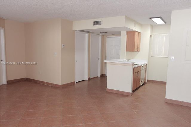 2890 N Oakland Forest Drive 206, Oakland Park, FL 33309