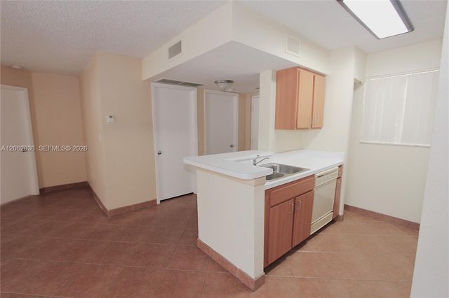 2890 N Oakland Forest Drive 206, Oakland Park, FL 33309