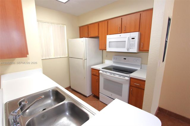2890 N Oakland Forest Drive 206, Oakland Park, FL 33309