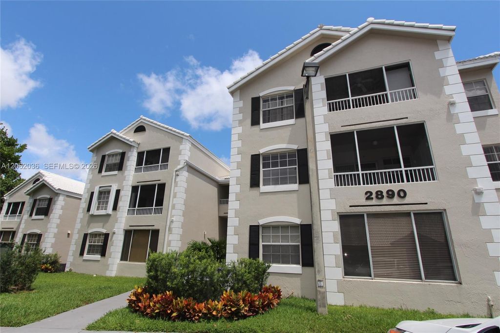 2890 N Oakland Forest Drive 206, Oakland Park, FL 33309