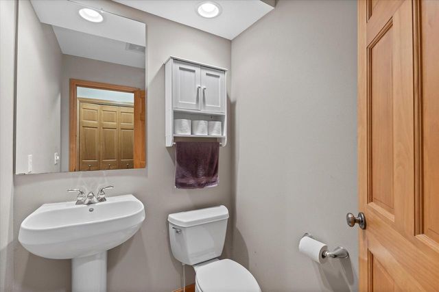 1333 Mockingbird DRIVE, Oconomowoc, WI 53066