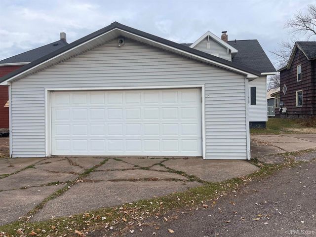 215 E Gogebic Street, Ironwood, MI 49938