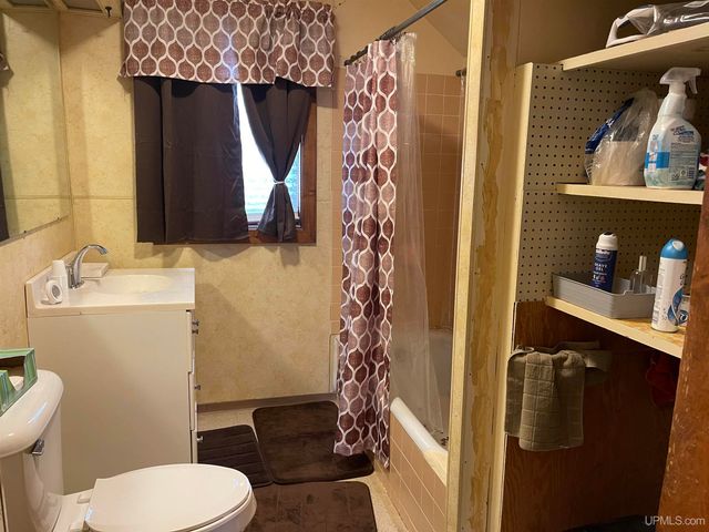 215 E Gogebic Street, Ironwood, MI 49938