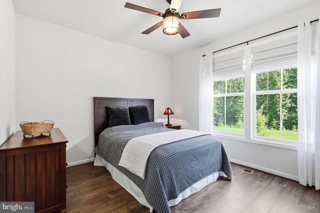 240 LONG MEADOW DR, Fredericksburg, VA 22406