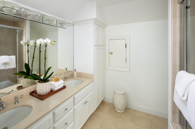 1049 Russell Avenue, Los Altos, CA 94024