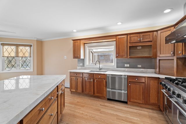 6013 N Emerson Street, Rosemont, IL 60018