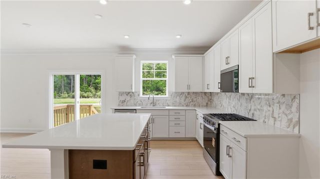 11 Valmoore DR, Poquoson, VA 23662
