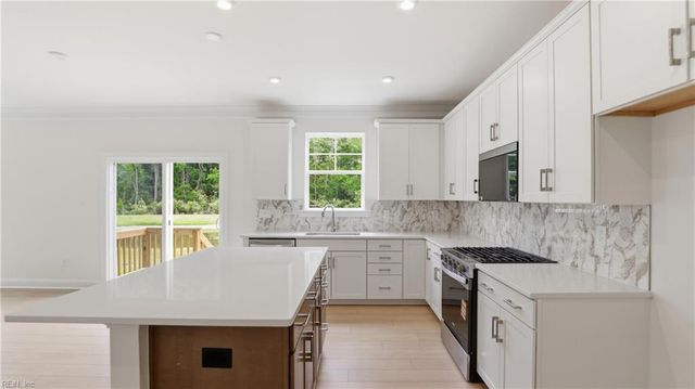 11 Valmoore DR, Poquoson, VA 23662
