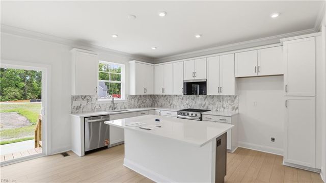 11 Valmoore DR, Poquoson, VA 23662