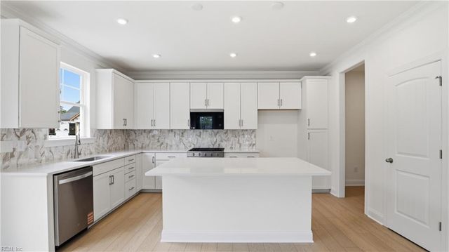 11 Valmoore DR, Poquoson, VA 23662