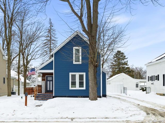 1207 Clinton Avenue, St. Clair, MI 48079