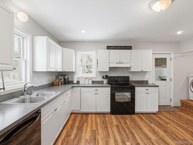 1207 Clinton Avenue, St. Clair, MI 48079