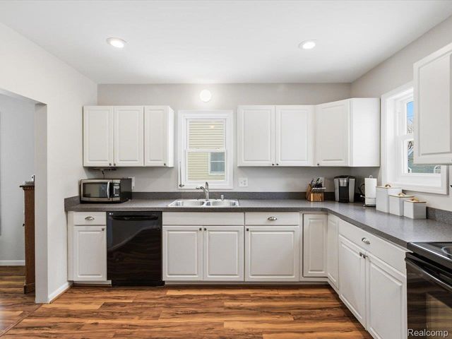 1207 Clinton Avenue, St. Clair, MI 48079