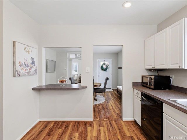 1207 Clinton Avenue, St. Clair, MI 48079