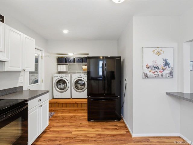 1207 Clinton Avenue, St. Clair, MI 48079