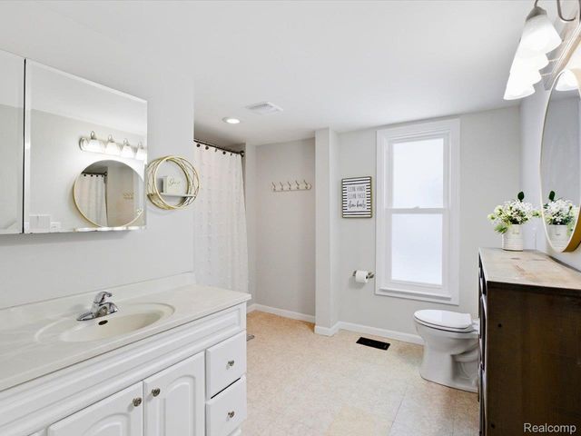 1207 Clinton Avenue, St. Clair, MI 48079