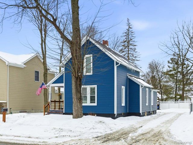 1207 Clinton Avenue, St. Clair, MI 48079