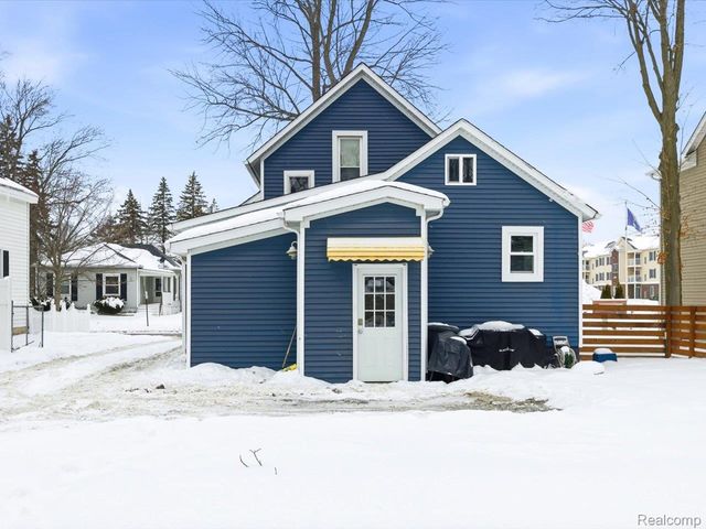 1207 Clinton Avenue, St. Clair, MI 48079