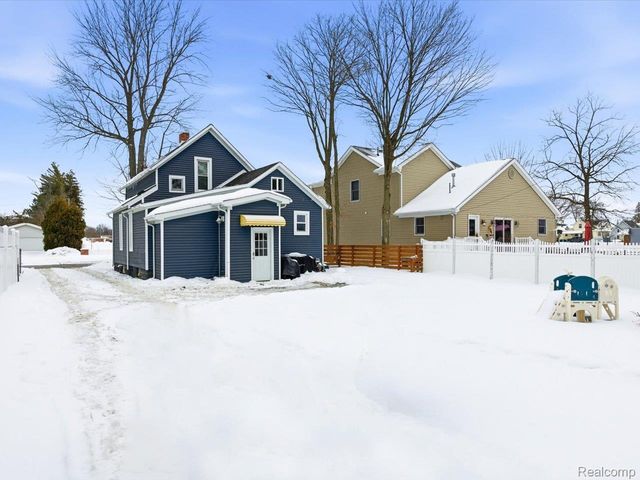 1207 Clinton Avenue, St. Clair, MI 48079