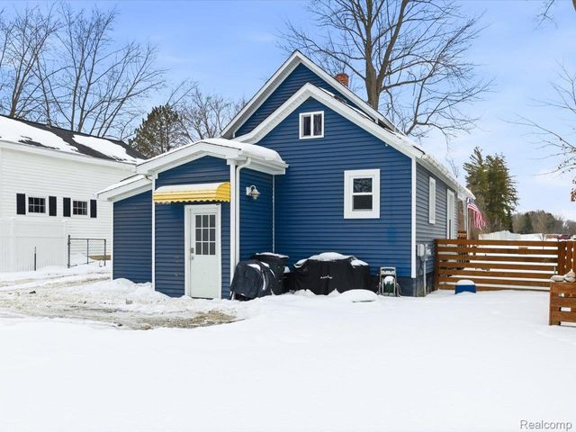 1207 Clinton Avenue, St. Clair, MI 48079