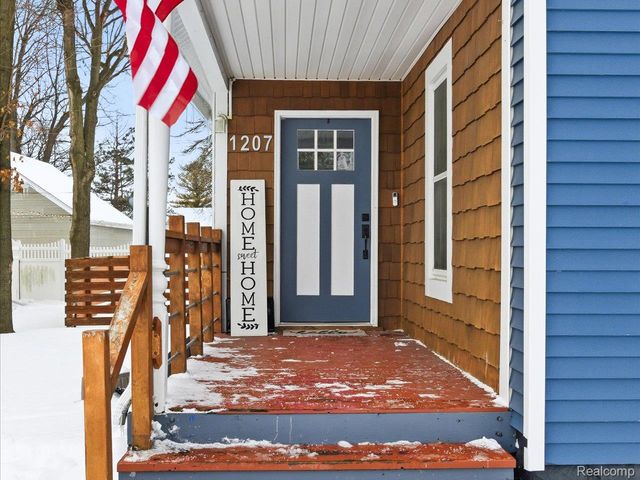 1207 Clinton Avenue, St. Clair, MI 48079