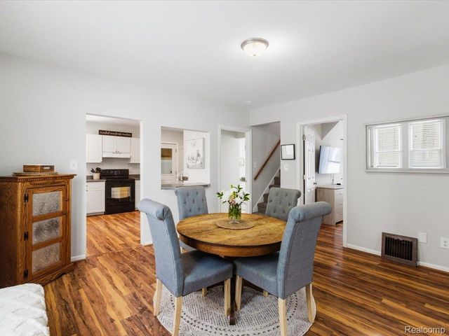 1207 Clinton Avenue, St. Clair, MI 48079