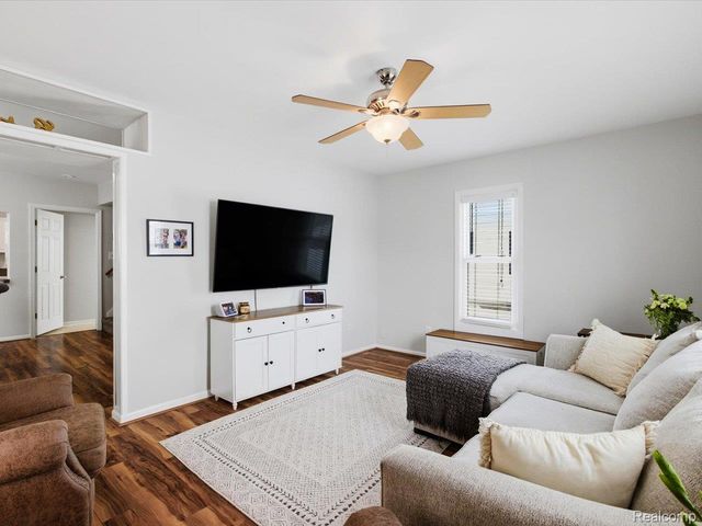 1207 Clinton Avenue, St. Clair, MI 48079