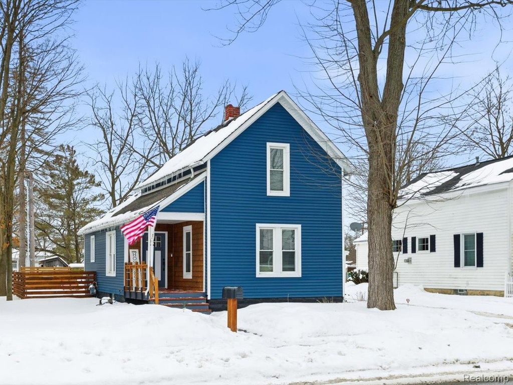 1207 Clinton Avenue, St. Clair, MI 48079