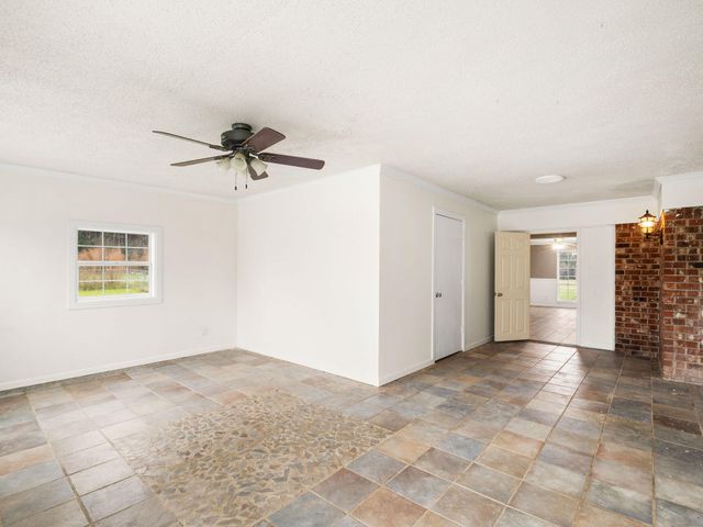 707 W Hawthorne Rd, Leesville, LA 71446