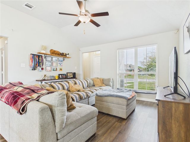 2729 Porters Way, Bryan, TX 77803