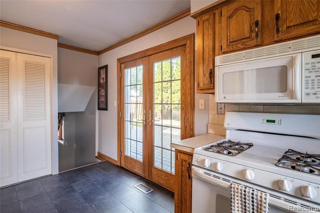 908 W Elmwood Avenue, Clawson, MI 48017