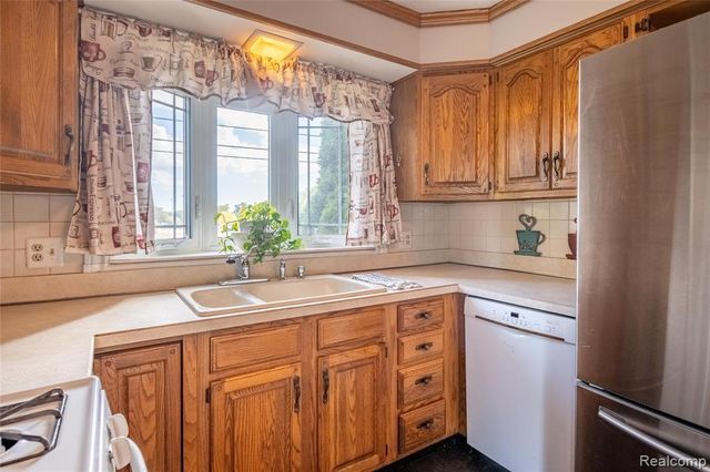 908 W Elmwood Avenue, Clawson, MI 48017