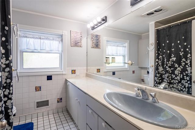 908 W Elmwood Avenue, Clawson, MI 48017