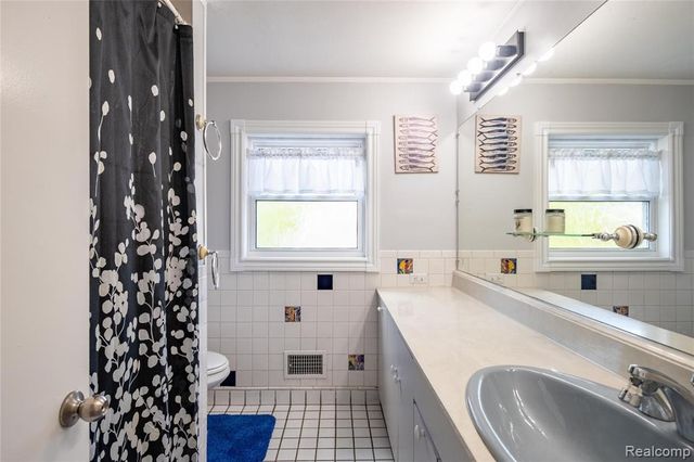 908 W Elmwood Avenue, Clawson, MI 48017