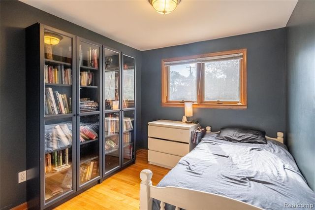 908 W Elmwood Avenue, Clawson, MI 48017