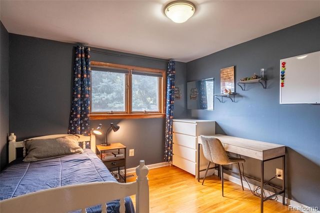 908 W Elmwood Avenue, Clawson, MI 48017