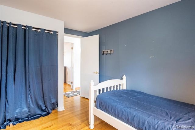 908 W Elmwood Avenue, Clawson, MI 48017